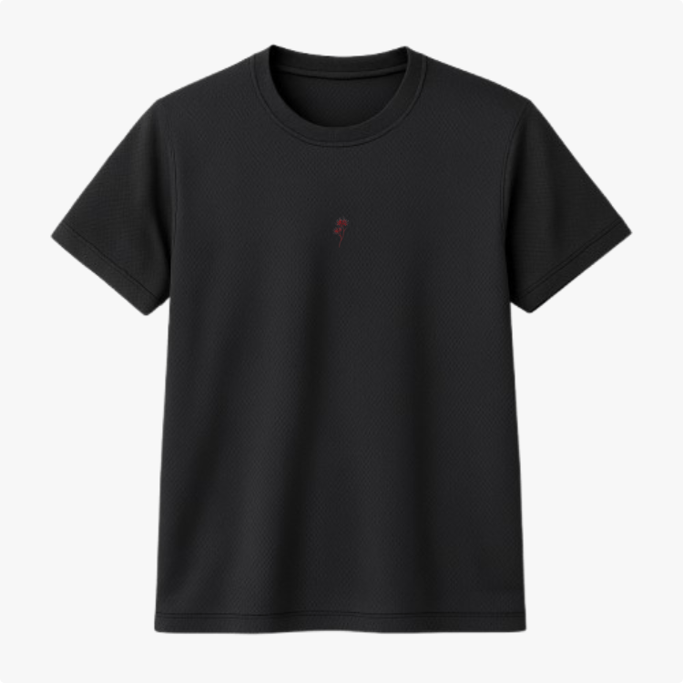 Camiseta com estampa frontal de uma flor vermelha minimalista e estilizada localizada no centro do peito, trazendo um detalhe sutil e elegante.