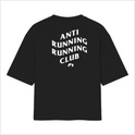 Camiseta com estampa frontal de "ANTI RUNNING RUNNING CLUB" pequena no peito e estampa traseira com a mesma frase em maior tamanho, disposta em bloco.