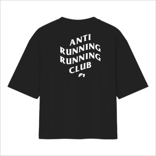Camiseta com estampa frontal de "ANTI RUNNING RUNNING CLUB" pequena no peito e estampa traseira com a mesma frase em maior tamanho, disposta em bloco.