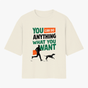 Camiseta com estampa frontal de uma silhueta de corredor acompanhado por um cachorro, sobreposta por texto motivacional em diferentes tipografias.