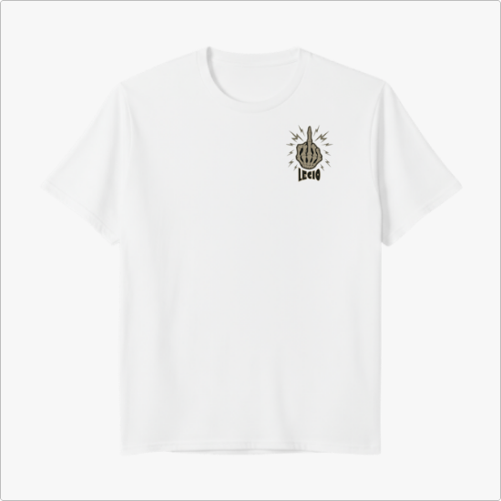 Camiseta com estampa frontal de mão esquelética com sinais e estampa traseira de esqueleto segurando arma dentro de losango estilizado.
