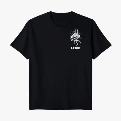 Camiseta com estampa frontal de esqueleto com espadas e texto "LEGIO", e estampa traseira de esqueleto sob espadas com texto curvo "VIVA POR ALGO OU MORRA POR NADA".