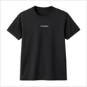 Camiseta com estampa frontal de marca discreta centralizada e estampa traseira de texto impactante em caixa alta, acompanhada de marca logo abaixo.