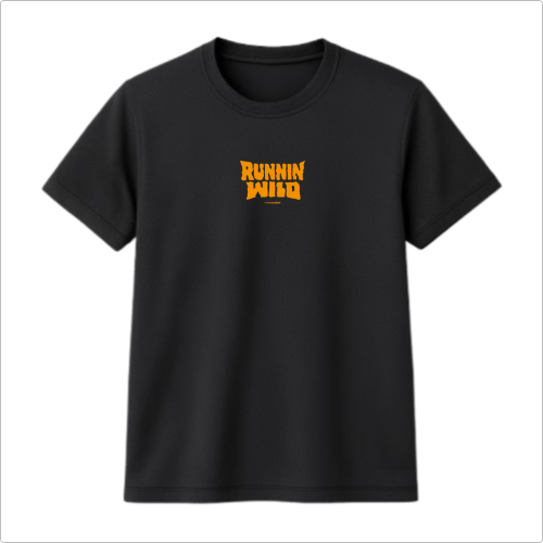 Camiseta com estampa frontal de texto estilizado "RUNNIN WILD" em fonte bold e angular, destacando-se de maneira centralizada.