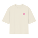 Camiseta com estampa frontal de frases em estilo geométrico e estampa traseira maior das mesmas frases, ambas dispostas em camadas e em perspectiva.