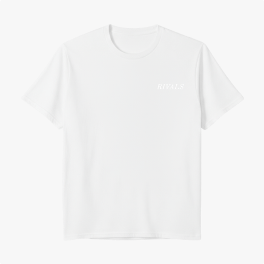 Camiseta com estampa frontal da palavra "RIVALS" e estampa traseira de carro de corrida com múltiplas repetições de "RIVALS" e frase inspiradora.