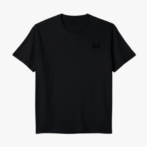 Camiseta com estampa frontal de número 44 no peito e estampa traseira de carro de corrida, piloto com bandeira e texto inspirador no topo.