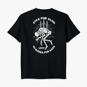 Camiseta com estampa frontal de esqueleto perfurado por espadas sob o texto "LEGIO" e estampa traseira de esqueleto similar com texto "VIVA POR ALGO OU MORRA POR NADA".