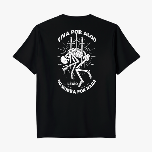 Camiseta com estampa frontal de esqueleto perfurado por espadas sob o texto "LEGIO" e estampa traseira de esqueleto similar com texto "VIVA POR ALGO OU MORRA POR NADA".