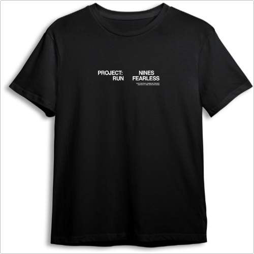 Camiseta com estampa frontal de texto "PROJECT: RUN NINES FEARLESS" em letras maiúsculas e pequenas linhas e estampa traseira de símbolo minimalista.
