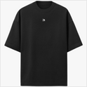 Camiseta com estampa frontal de pequena figura abstrata e estampa traseira de ilustração de guerreiro viking com capacete ornamentado e inscrição "Viking Courage".