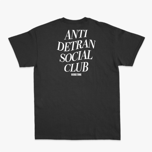 Camiseta com estampa frontal de texto "ANTI DETRAN SOCIAL CLUB" no peito e estampa traseira do mesmo texto em maior tamanho e com estilo marcante.