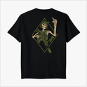 Camiseta com estampa frontal de mão esquelética com sinais e estampa traseira de esqueleto segurando arma dentro de losango estilizado.