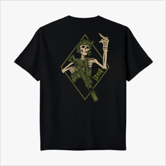 Camiseta com estampa frontal de mão esquelética com sinais e estampa traseira de esqueleto segurando arma dentro de losango estilizado.