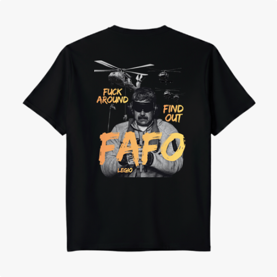 Camiseta com estampa frontal de "FAFO" estilizado e estampa traseira de ilustração com helicópteros, figura com venda e frases "Fuck Around" e "Find Out".