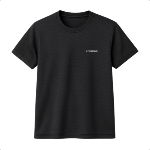 Camiseta com estampa frontal de pequeno texto no lado esquerdo do peito, contendo a palavra "ninaproject" em fonte simples e discreta.