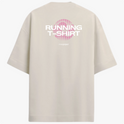 Camiseta com estampa frontal de "ninesproject" ao lado de um pequeno símbolo circular e estampa traseira de "RUNNING T-SHIRT" sobre linhas curvas.