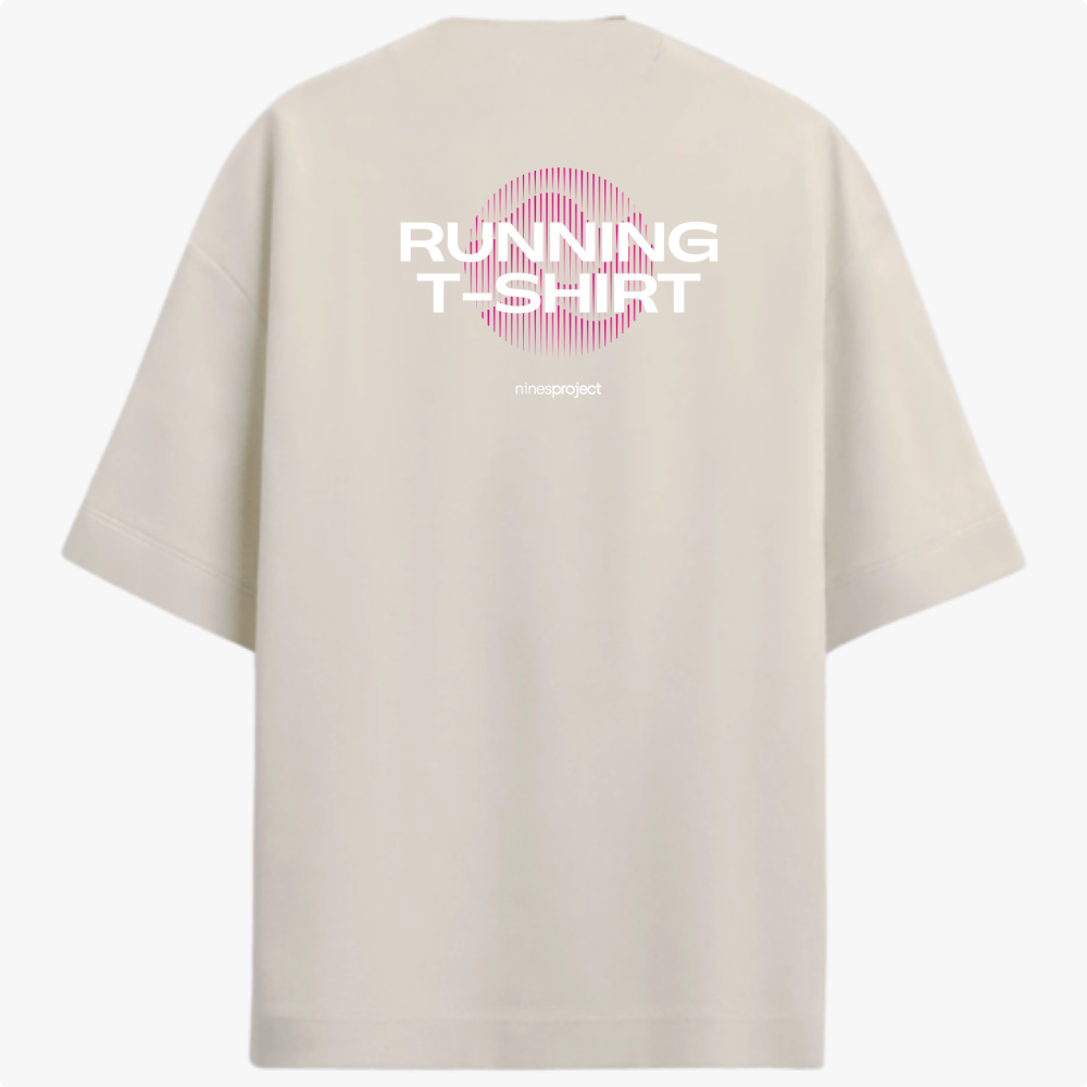 Camiseta com estampa frontal de "ninesproject" ao lado de um pequeno símbolo circular e estampa traseira de "RUNNING T-SHIRT" sobre linhas curvas.