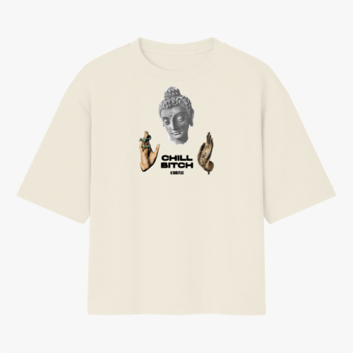 Camiseta com estampa frontal de cabeça de estátua em estilo clássico, mãos gesticulando e texto centralizado "Chill Bitch" acompanhado de pequeno texto inferior.