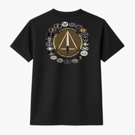 Camiseta com estampa frontal de logotipo geométrico e inscrição "COTE", e estampa traseira de símbolo central cercado por diversos emblemas circulares.