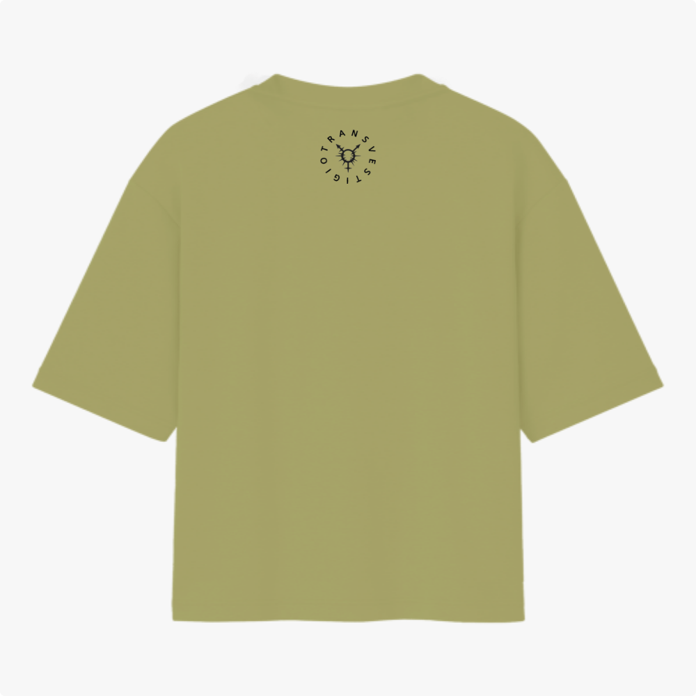 Camiseta com estampa frontal de texto "Transmasculino é raro mas acontece" e ícone; estampa traseira de gráfico circular com a palavra "TRANSVESTICO".