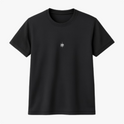 Camiseta com estampa frontal de pequeno ícone de estrela estilizada, com linhas em formato radial, centralizada na altura do peito.