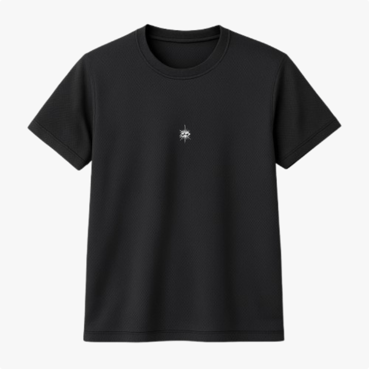 Camiseta com estampa frontal de pequeno ícone de estrela estilizada, com linhas em formato radial, centralizada na altura do peito.
