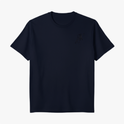 Camiseta com estampa frontal de pequeno logotipo discreto e estampa traseira de fotografia em preto e branco de carro de corrida com texto sobreposto.