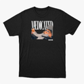 Camiseta com estampa frontal de fotografia de bebê com óculos escuros segurando uma mamadeira, acompanhada da palavra "MEDICATED" em letras grandes.