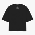 Camiseta com estampa frontal de texto "Transmasculino é raro mas acontece" e ícone; estampa traseira de gráfico circular com a palavra "TRANSVESTICO".