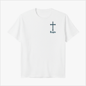 Camiseta com estampa frontal de uma pequena cruz acima da palavra "Legio" e estampa traseira de esqueleto orando com caveiras ao redor e inscrição circular.