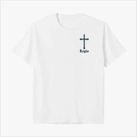Camiseta com estampa frontal de uma pequena cruz acima da palavra "Legio" e estampa traseira de esqueleto orando com caveiras ao redor e inscrição circular.