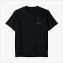 Camiseta com estampa frontal de cruz detalhada e escrito "Legio", e estampa traseira com esqueleto orando rodeado de caveiras e detalhes circulares.