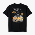 Camiseta com estampa frontal de "FAFO" em estilo desgastado e estampa traseira com imagem de homem vendado, helicópteros e texto "Fuck Around Find Out FAFO".