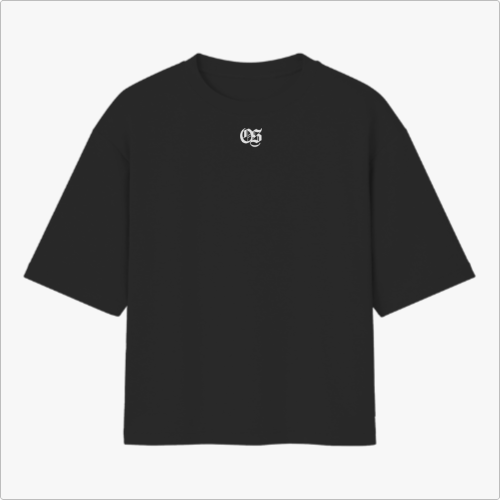 Camiseta com estampa frontal de pequeno logotipo decorativo e estampa traseira de ilustração de cruz entre nuvens e ondas com a frase “In the storm he remains”.