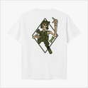 Camiseta com estampa frontal de mão esquelética com sinais e estampa traseira de esqueleto segurando arma dentro de losango estilizado.