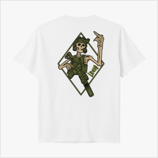 Camiseta com estampa frontal de mão esquelética com sinais e estampa traseira de esqueleto segurando arma dentro de losango estilizado.