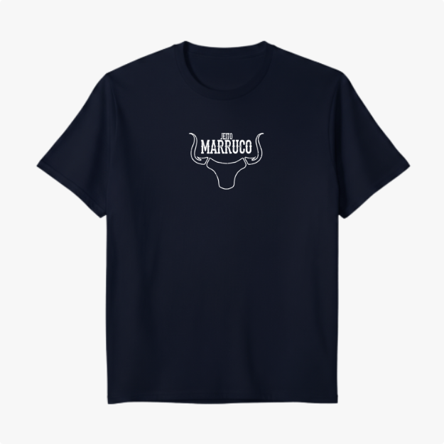 Camiseta com estampa frontal de chifre estilizado com a inscrição centralizada "Jeito Marruco" acima da base dos chifres.