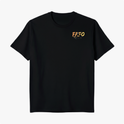 Camiseta com estampa frontal de "FAFO" estilizado e estampa traseira de ilustração com helicópteros, figura com venda e frases "Fuck Around" e "Find Out".