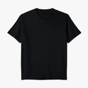 Camiseta com estampa frontal de pequeno logotipo discreto e estampa traseira de fotografia em preto e branco de carro de corrida com texto sobreposto.