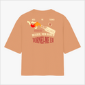 Camiseta com estampa frontal de símbolo geométrico estilizado e estampa traseira de garrafa com chama, frase de identidade pessoal e palavras destacadas.