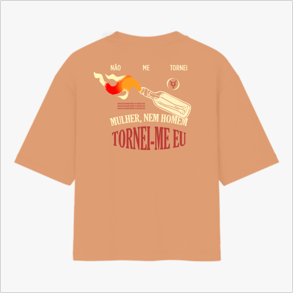 Camiseta com estampa frontal de símbolo geométrico estilizado e estampa traseira de garrafa com chama, frase de identidade pessoal e palavras destacadas.