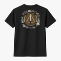 Camiseta com estampa frontal de uma inscrição "COTE" e um emblema com uma lança dourada, e estampa traseira de um círculo com diversos símbolos e inscrições.