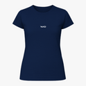 Camiseta com estampa frontal de um discreto logotipo estilizado em fonte moderna.