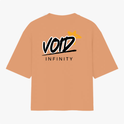 Camiseta com estampa traseira de texto "VOID" em estilo gráfico, estrela laranja estilizada no canto superior direito e palavra "INFINITY" logo abaixo.