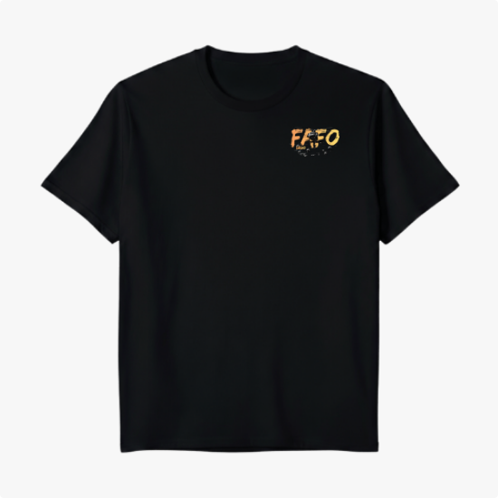 Camiseta com estampa frontal de "FAFO" em estilo desgastado e estampa traseira com imagem de homem vendado, helicópteros e texto "Fuck Around Find Out FAFO".