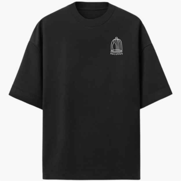 Camiseta com estampa frontal de uma gaiola estilizada acompanhada da palavra "RECORDS" em letras pequenas, criando um design minimalista e moderno.