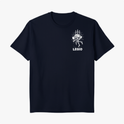 Camiseta com estampa frontal de esqueleto com espadas e texto "LEGIO", e estampa traseira de esqueleto sob espadas com texto curvo "VIVA POR ALGO OU MORRA POR NADA".