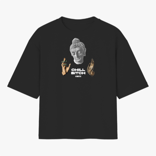 Camiseta com estampa frontal de cabeça de estátua em estilo clássico, mãos gesticulando e texto centralizado "Chill Bitch" acompanhado de pequeno texto inferior.