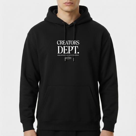 Moletom com estampa frontal de texto "CREATORS DEPT." em fonte estilizada, acompanhado por uma frase menor abaixo, incluindo um pequeno logotipo oval.